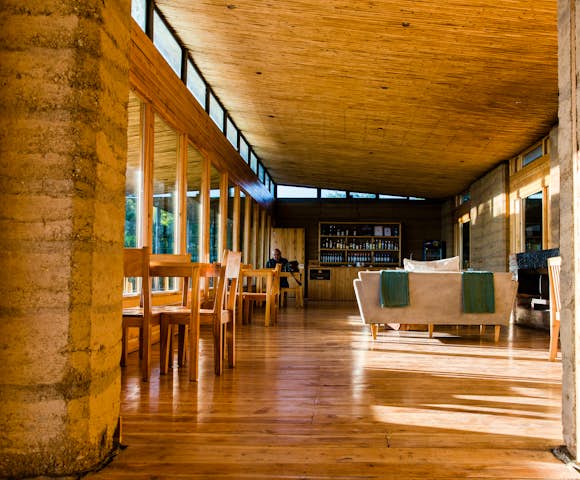 Bar and lounge at Limalimo Lodge